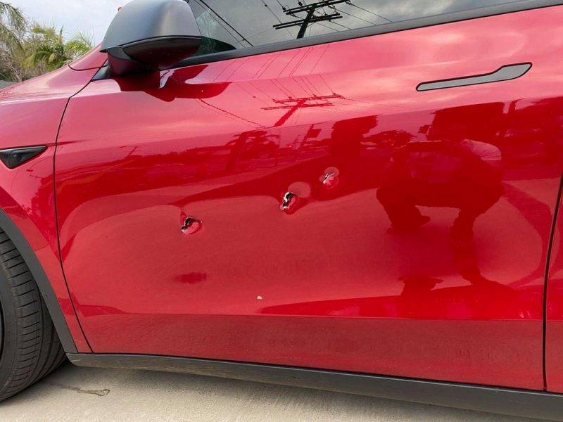  Chiếc Tesla Model Y bị phá hoại bởi một chiếc búa