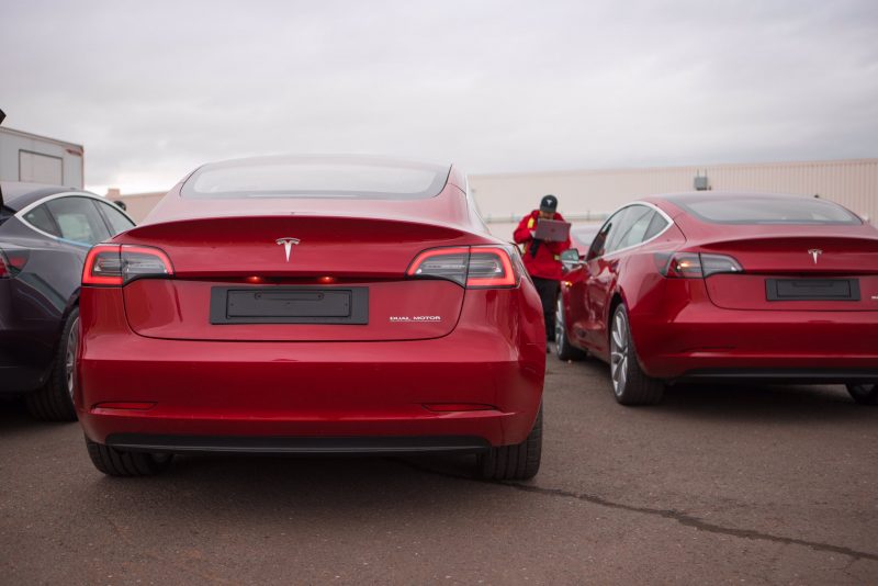 Tesla là một trong những thương hiệu khá nổi tiếng trong lĩnh vực sản xuất xe.