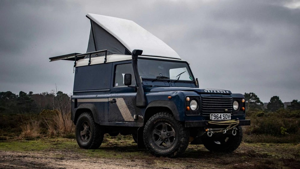Land Rover Defender cổ điển được biến hóa bất ngờ thành xe cắm trại mini